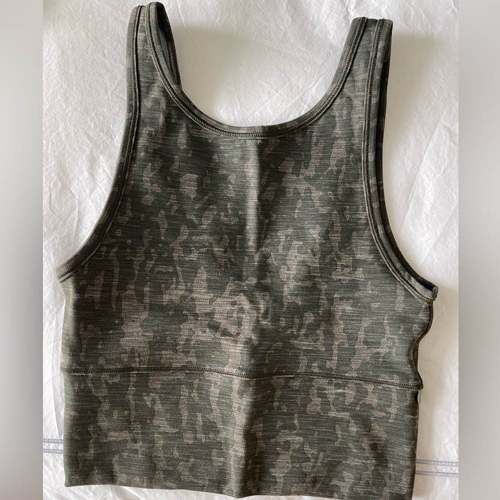 Lululemon women’s workout top in size 2. Never worn!